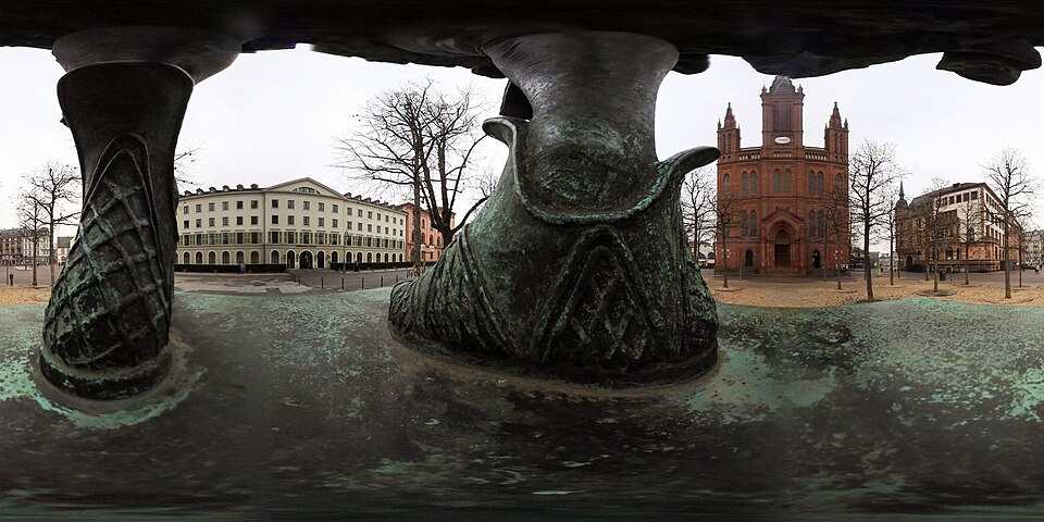Wiesbaden 3km Rundgang: Schlossplatz, Skulpturen & Stadtgeschichte